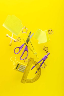 Sarı arkaplanda uçan farklı kırtasiye