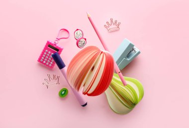 Pembe arka planda farklı bir uçuş kırtasiyesi