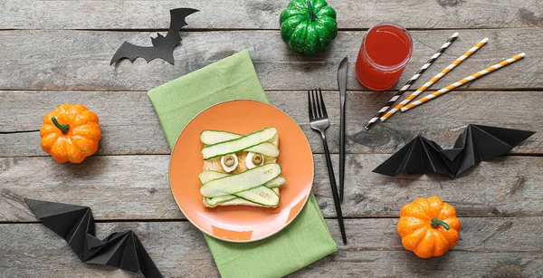 Śmieszne Jedzenie Halloween Dla Dzieci Drewnianym Tle — Zdjęcie stockowe