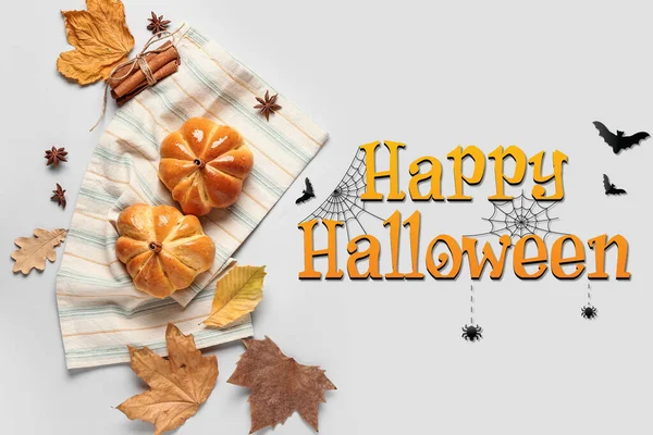 Halloween Üdvözlőlap Ízletes Tök Alakú Zsemlével Őszi Levelekkel — Stock Fotó