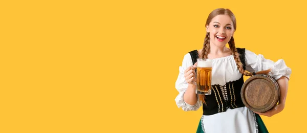 美丽的十月节女招待 酒桶和啤酒 黄色背景 有文字空间 — 图库照片