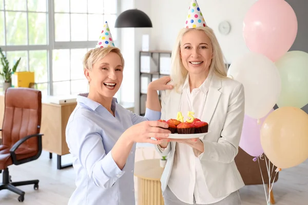 Colleghi Maturi Con Muffin Che Celebrano Compleanno Ufficio — Foto Stock