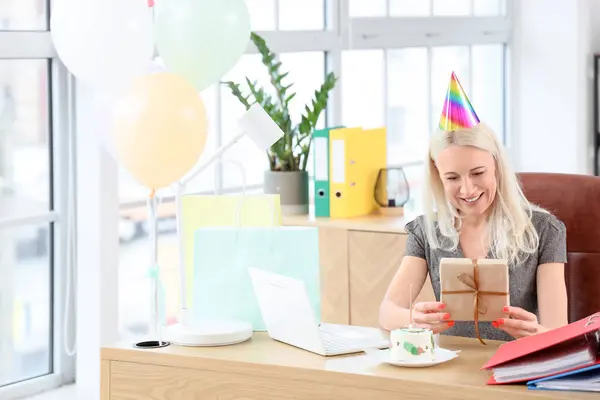 Dojrzałe Kobieta Urodziny Prezent Biurze — Zdjęcie stockowe