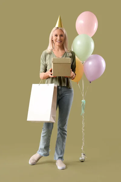 Volwassen Vrouw Met Verjaardag Geschenken Ballonnen Groene Achtergrond — Stockfoto