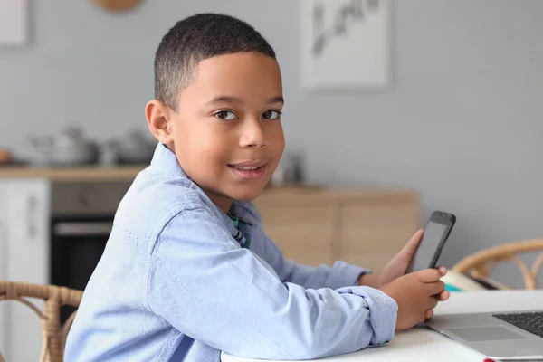 Malý Africko Americký Chlapec Mobilním Telefonem Studium Počítačových Věd Line — Stock fotografie