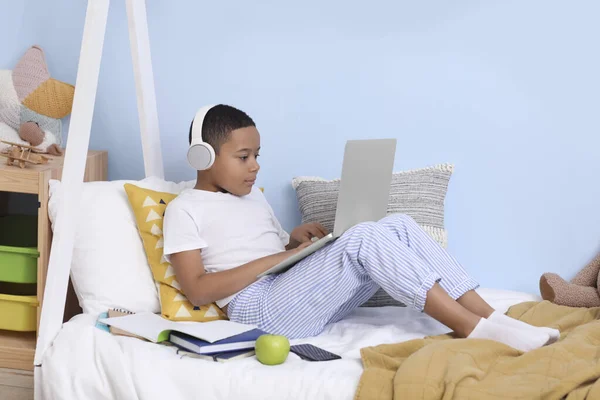 Menino Afro Americano Com Laptop Estudando Ciências Computação Online Quarto — Fotografia de Stock