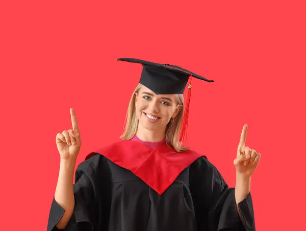 Női Végzős Diák Mutat Valamit Piros Háttér — Stock Fotó
