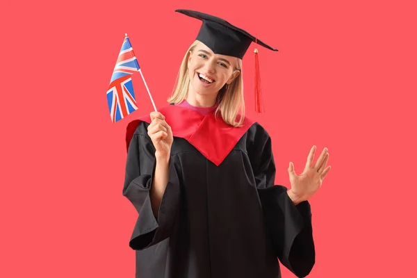 Kvinnelig Utdannet Student Med Britisk Flagg Rød Bakgrunn – stockfoto