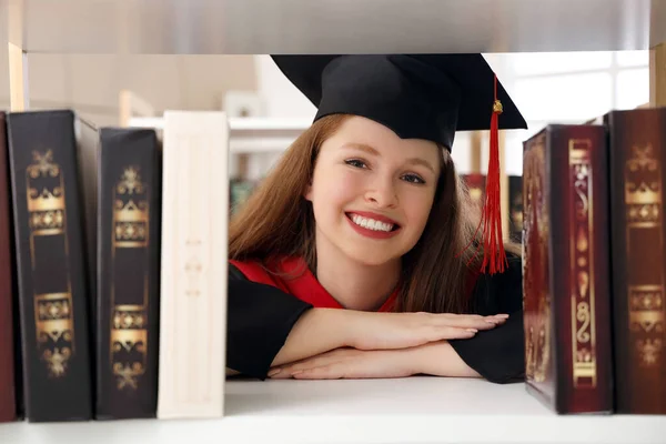 Estudante Pós Graduação Perto Estante Biblioteca Close — Fotografia de Stock