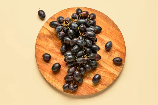 Wooden Board Sweet Black Grapes Yellow Background — Stock Photo, Image
