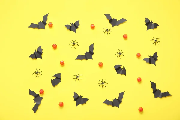 Σύνθεση Κολοκύθες Χάρτινες Νυχτερίδες Και Αράχνες Κίτρινο Φόντο Απόκριες Έννοια — Φωτογραφία Αρχείου