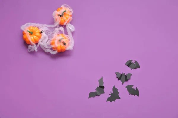 Kompozice Dýněmi Papírovými Netopýry Pavučinou Purpurovém Pozadí Halloween Oslava Koncept — Stock fotografie