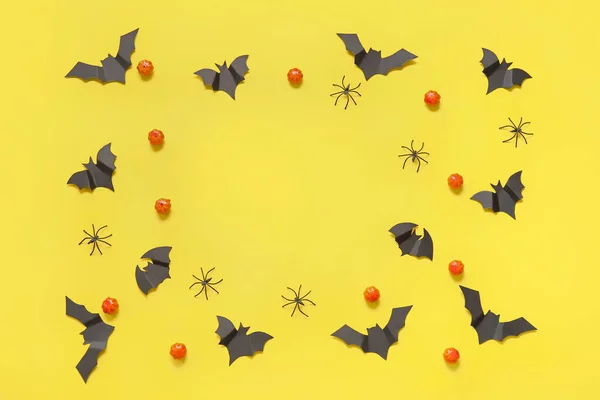 Σκελετός Από Κολοκύθες Χάρτινες Νυχτερίδες Και Αράχνες Κίτρινο Φόντο Απόκριες — Φωτογραφία Αρχείου