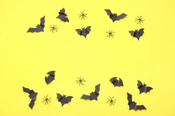 Samenstelling Met Papieren Vleermuizen Spinnen Gele Achtergrond Halloween Viering Concept — Stockfoto