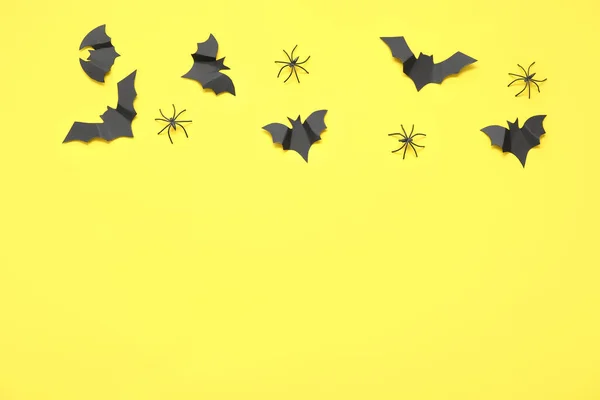 Samenstelling Met Papieren Vleermuizen Spinnen Gele Achtergrond Halloween Viering Concept — Stockfoto