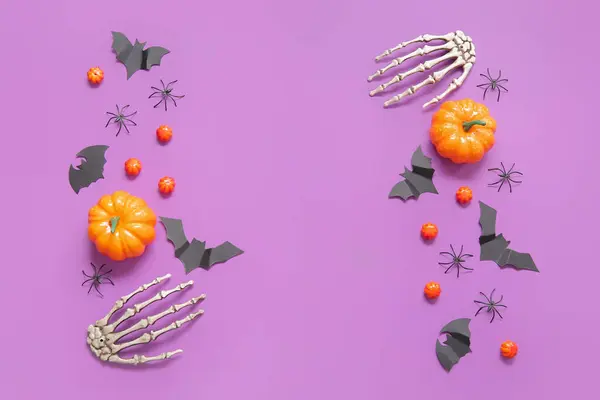 Összetétel Tökökkel Papírdenevérekkel Csontvázkezekkel Lila Hátterű Pókokkal Halloween Ünneplés Koncepció — Stock Fotó