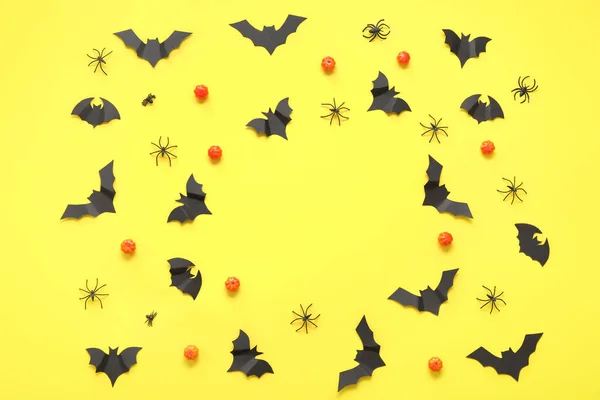 Σκελετός Από Κολοκύθες Χάρτινες Νυχτερίδες Και Αράχνες Κίτρινο Φόντο Απόκριες — Φωτογραφία Αρχείου