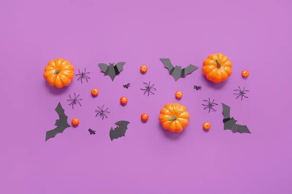 Összetétel Tökökkel Papírdenevérekkel Pókokkal Lila Alapon Halloween Ünneplés Koncepció — Stock Fotó