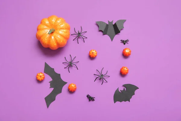 Összetétel Tökökkel Papírdenevérekkel Pókokkal Lila Alapon Halloween Ünneplés Koncepció — Stock Fotó