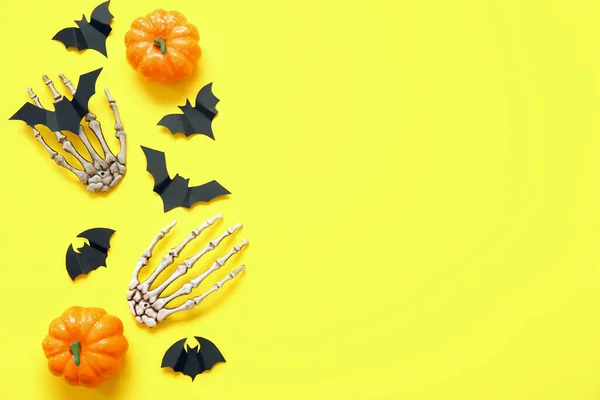 Složení Dýněmi Papírovými Netopýry Kostlivci Žlutém Pozadí Halloween Oslava Koncept — Stock fotografie