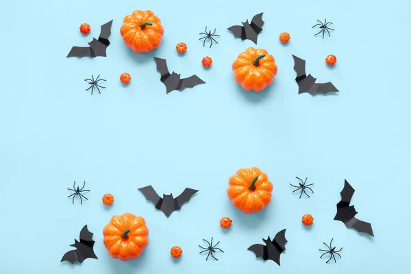 Kompozice Dýněmi Papírovými Netopýry Pavouky Modrém Pozadí Halloween Oslava Koncept — Stock fotografie