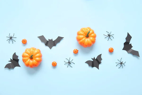 Kompozice Dýněmi Papírovými Netopýry Pavouky Modrém Pozadí Halloween Oslava Koncept — Stock fotografie