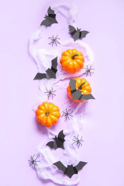 Kompozice Dýněmi Pavučinou Papírovými Netopýry Pavouky Purpurovém Pozadí Halloween Oslava — Stock fotografie