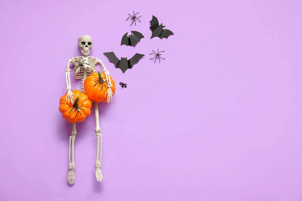 Kompozice Kostrou Dýněmi Papírovými Netopýry Pavouky Purpurovém Pozadí Halloween Oslava — Stock fotografie