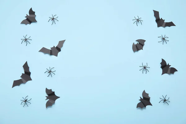 Samenstelling Met Papieren Vleermuizen Spinnen Blauwe Achtergrond Halloween Viering Concept — Stockfoto