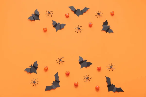 Složení Dýněmi Papírovými Netopýry Pavouky Oranžovém Pozadí Halloween Oslava Koncept — Stock fotografie