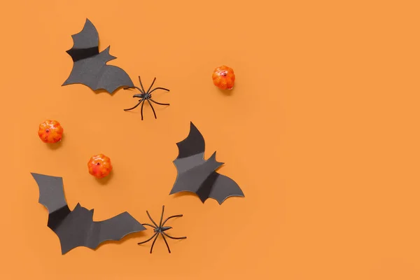 Složení Dýněmi Papírovými Netopýry Pavouky Oranžovém Pozadí Halloween Oslava Koncept — Stock fotografie