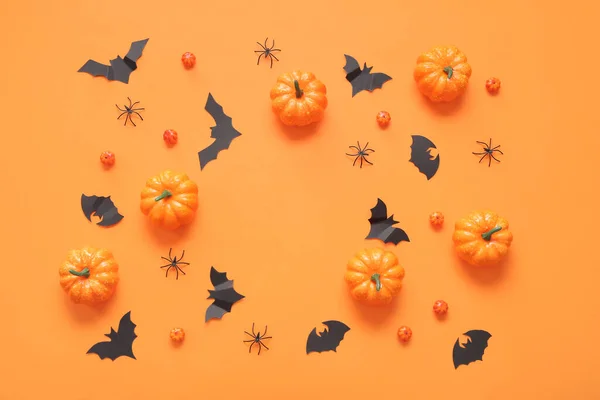 Rámeček Dýní Papírových Netopýrů Pavouků Oranžovém Pozadí Halloween Oslava Koncept — Stock fotografie