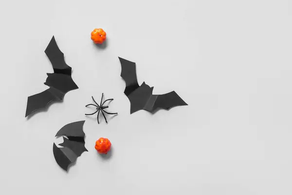 Samenstelling Met Pompoenen Papieren Vleermuizen Spin Witte Achtergrond Halloween Viering — Stockfoto