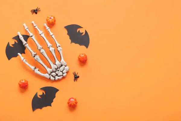 Složení Dýněmi Kostrou Rukou Papírovými Netopýry Pavouky Oranžovém Pozadí Halloween — Stock fotografie