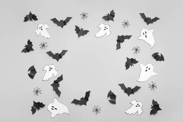 白色背景的纸制蝙蝠和鬼魂的作品 万圣节庆祝概念 — 图库照片