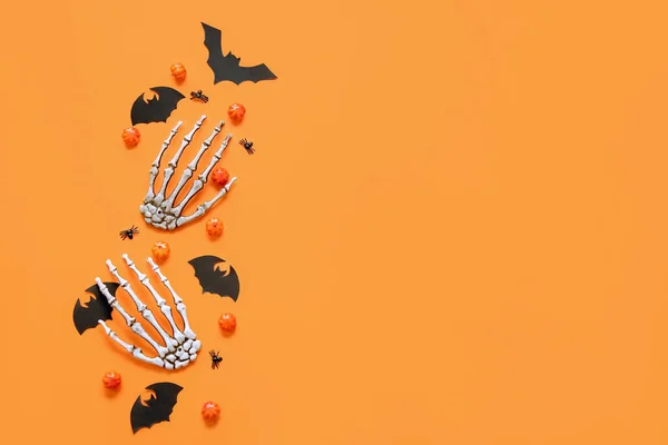 Composizione Con Zucche Mani Scheletriche Pipistrelli Carta Ragni Sfondo Arancione — Foto Stock