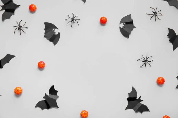 Rámeček Dýní Papírových Netopýrů Pavouků Bílém Pozadí Halloween Oslava Koncept — Stock fotografie
