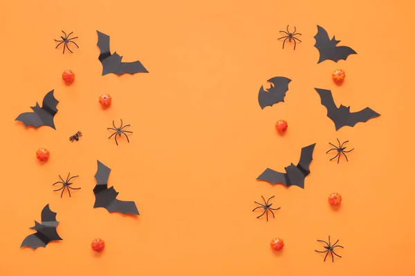 Composição Com Abóboras Morcegos Papel Aranhas Sobre Fundo Laranja Conceito — Fotografia de Stock