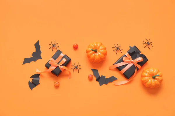 Kompozice Dýněmi Dárkovými Krabicemi Papírovými Netopýry Pavouky Oranžovém Pozadí Halloween — Stock fotografie