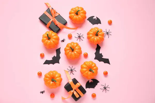 Kompozice Dárkovými Krabicemi Dýněmi Papírovými Netopýry Pavouky Růžovém Pozadí Halloween — Stock fotografie