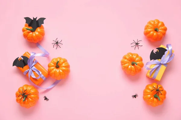 Kompozice Dýněmi Dárkovými Krabicemi Papírovými Netopýry Pavouky Růžovém Pozadí Halloween — Stock fotografie