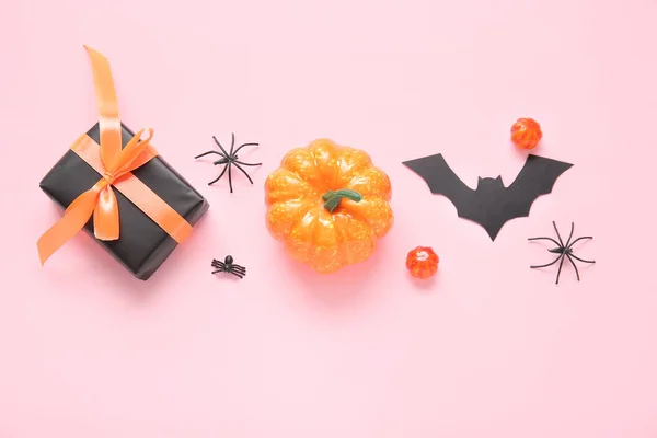 Kompozice Dárkovou Krabicí Dýněmi Papírovou Pálkou Pavouky Růžovém Pozadí Halloween — Stock fotografie