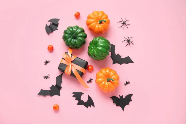 Kompozice Dýněmi Papírovými Netopýry Dárkovou Krabicí Pavouky Růžovém Pozadí Halloween — Stock fotografie