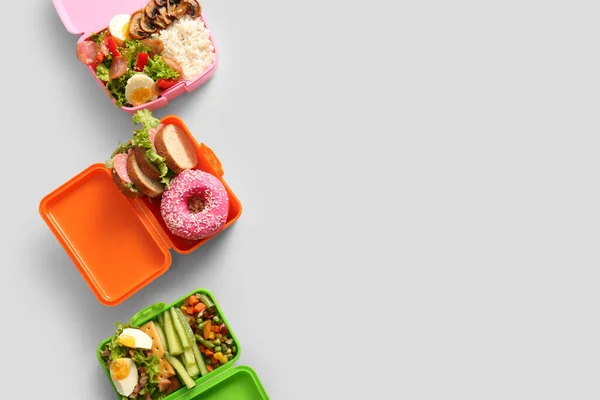 Lunchboxes Διαφορετικά Νόστιμα Τρόφιμα Γκρι Φόντο — Φωτογραφία Αρχείου