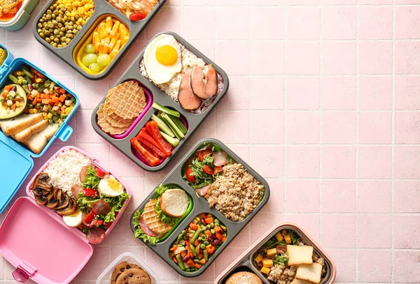 Cajas Almuerzo Con Diferentes Alimentos Deliciosos Sobre Fondo Baldosa Rosa —  Fotos de Stock