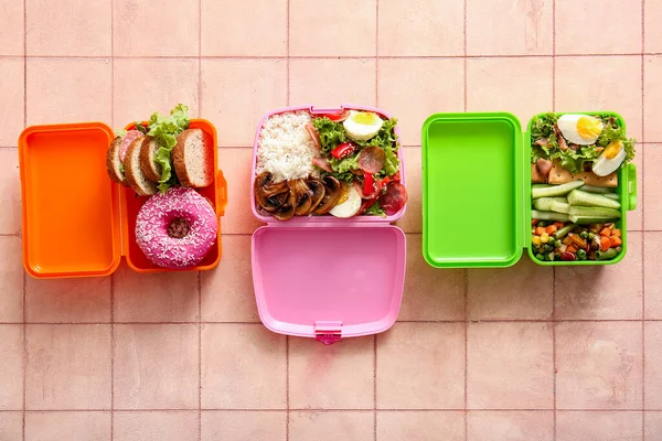 Cajas Almuerzo Con Diferentes Alimentos Deliciosos Sobre Fondo Baldosa Rosa —  Fotos de Stock