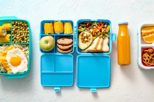 午餐盒 有不同的美味食物和有梯度背景的果汁 — 图库照片