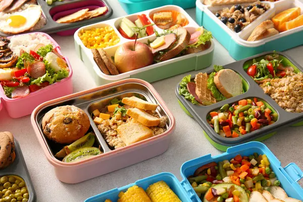 Veel Lunchboxen Met Verschillende Heerlijke Gerechten Lichte Achtergrond — Stockfoto