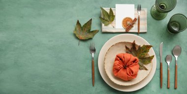 Yeşil arkaplan üzerindeki Cadılar Bayramı tablo ayarları metin için alan