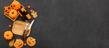 Koyu arkaplandaki Cadılar Bayramı masa ayarlarını metin için alan ile şık